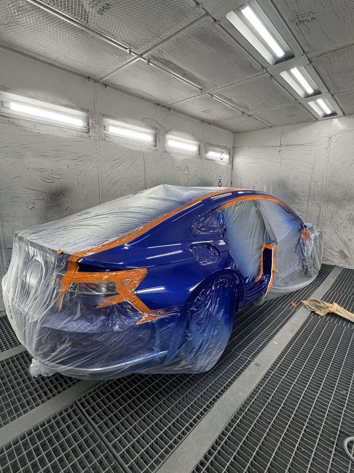 Samochód podczas prac lakierniczych w kabinie Ragnar Automotive